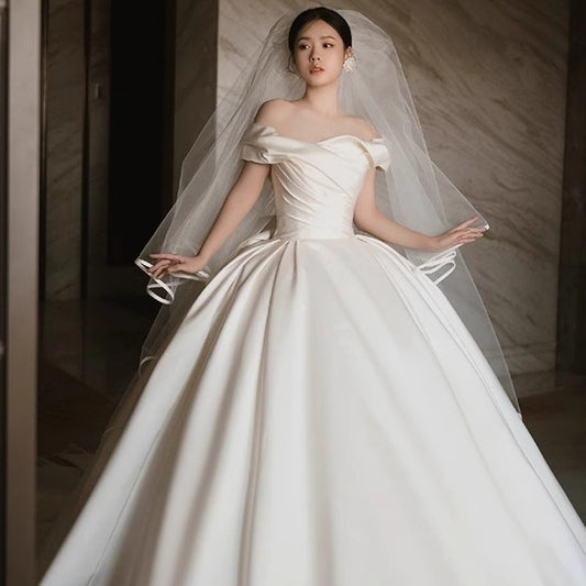 Robe de mariée en satin à épaules dénudées