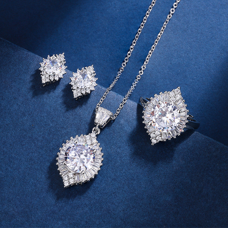 Boucles d'oreilles à pendentif en zircon (trois pièces). Accessoires de beauté pour femmes
