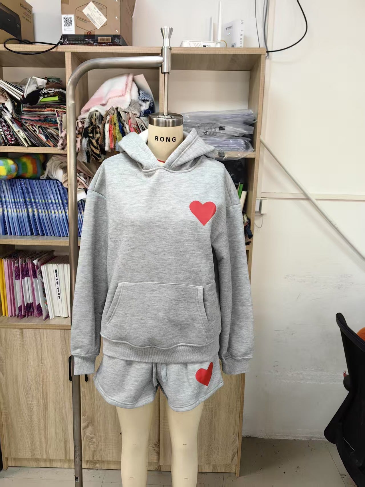 Ensemble deux pièces avec pull à capuche pour femmes