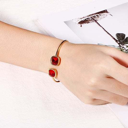 Bracelet en acier inoxydable avec ouverture carrée et creuse