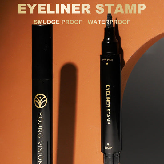 Eyeliner noir et blanc pas facile à étaler