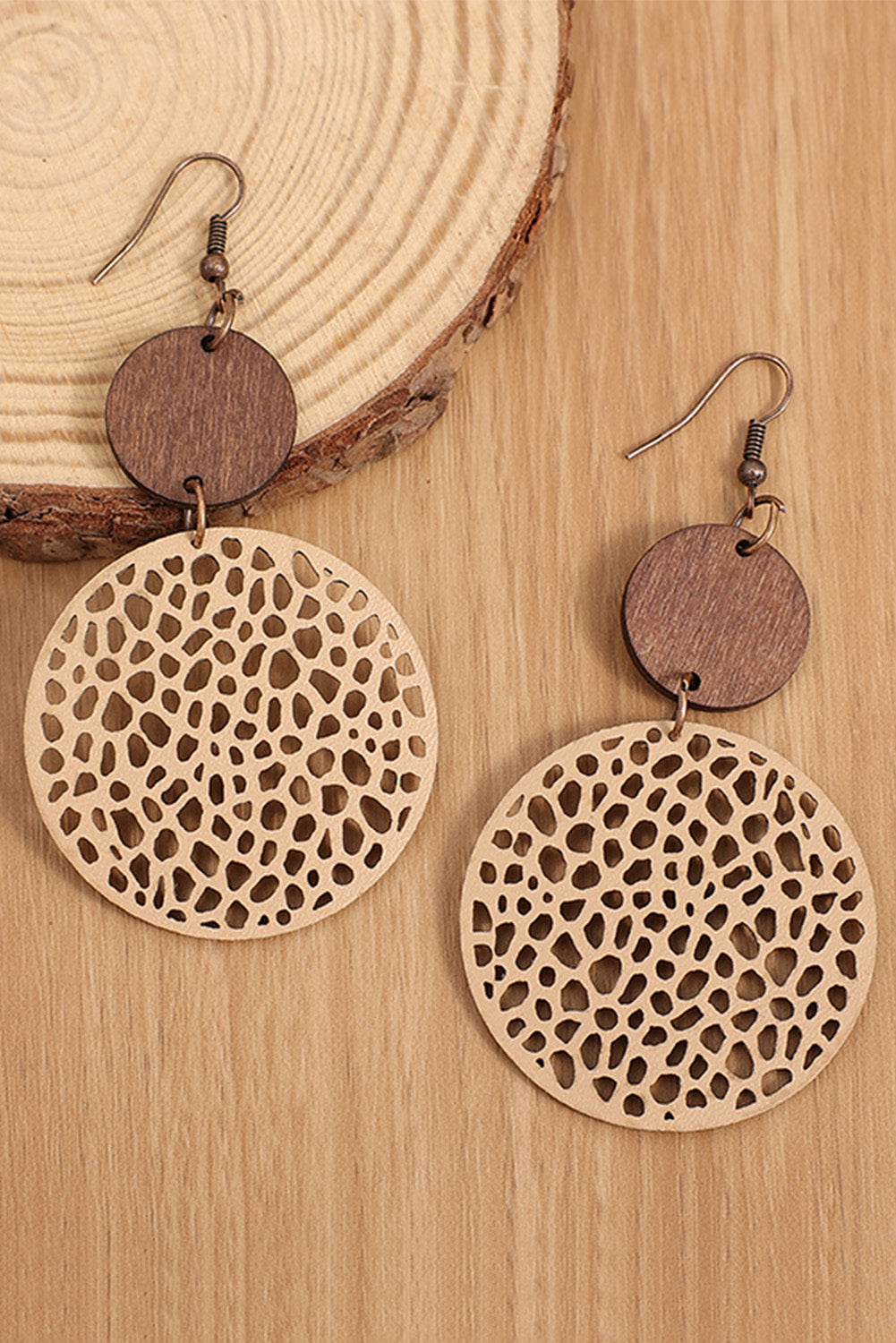 Boucles d'oreilles kaki en forme de goutte d'eau creusée avec des copeaux de bois