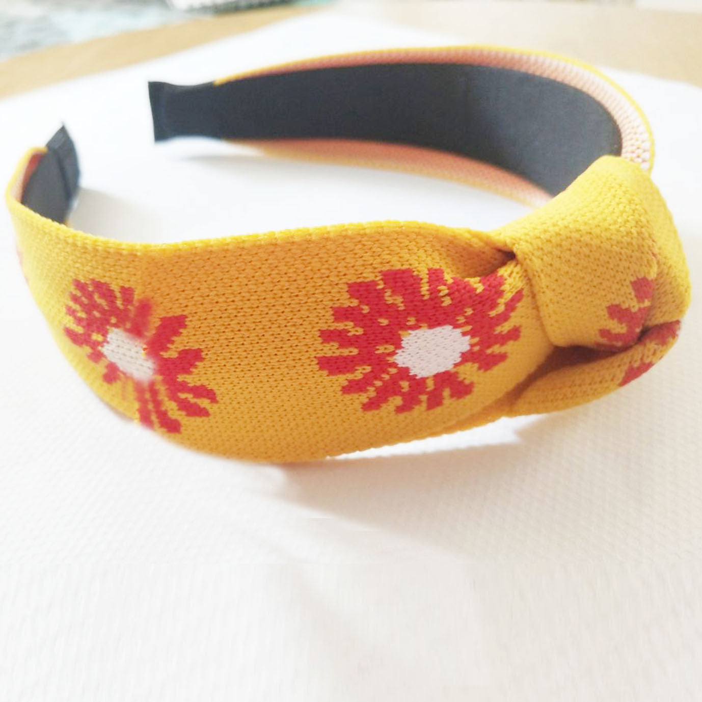 Bandeau à gros nœud en tricot avec marguerite