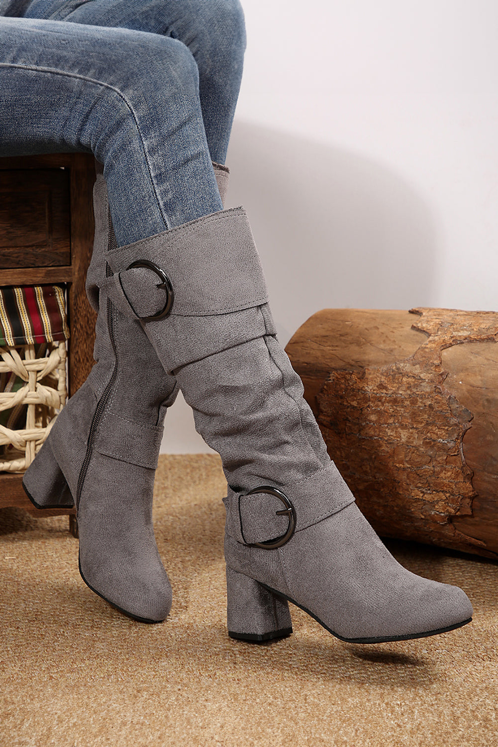 Bottes mi-mollet en daim gris foncé à double boucle et fermeture éclair latérale