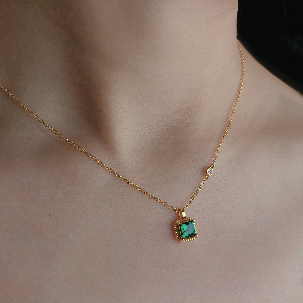 Collier pendentif émeraude carré