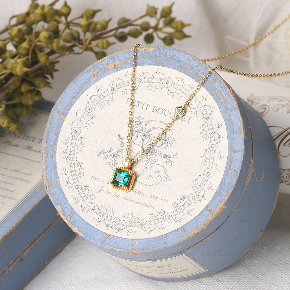 Collier pendentif émeraude carré