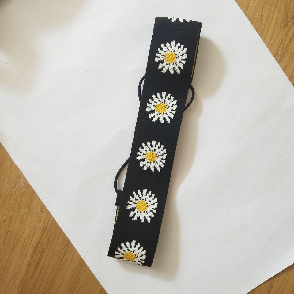 Bandeau à gros nœud en tricot avec marguerite
