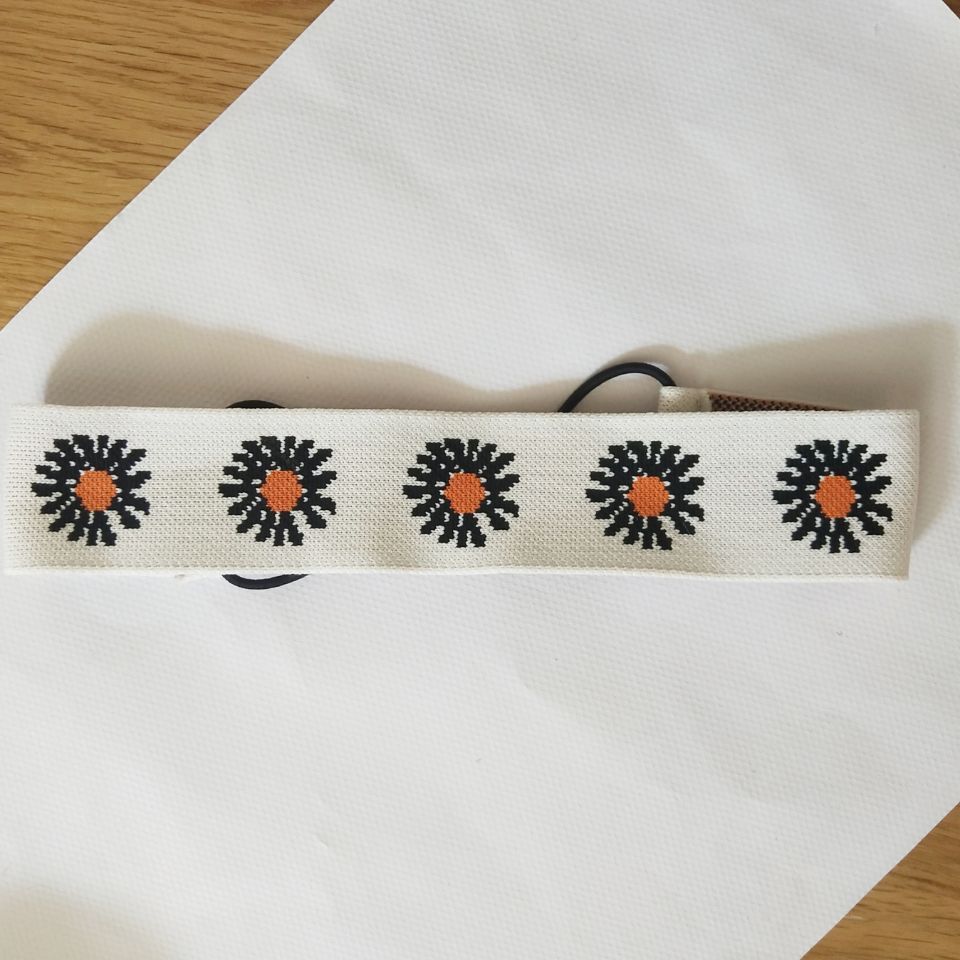 Bandeau à gros nœud en tricot avec marguerite