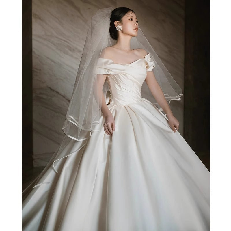 Robe de mariée en satin à épaules dénudées