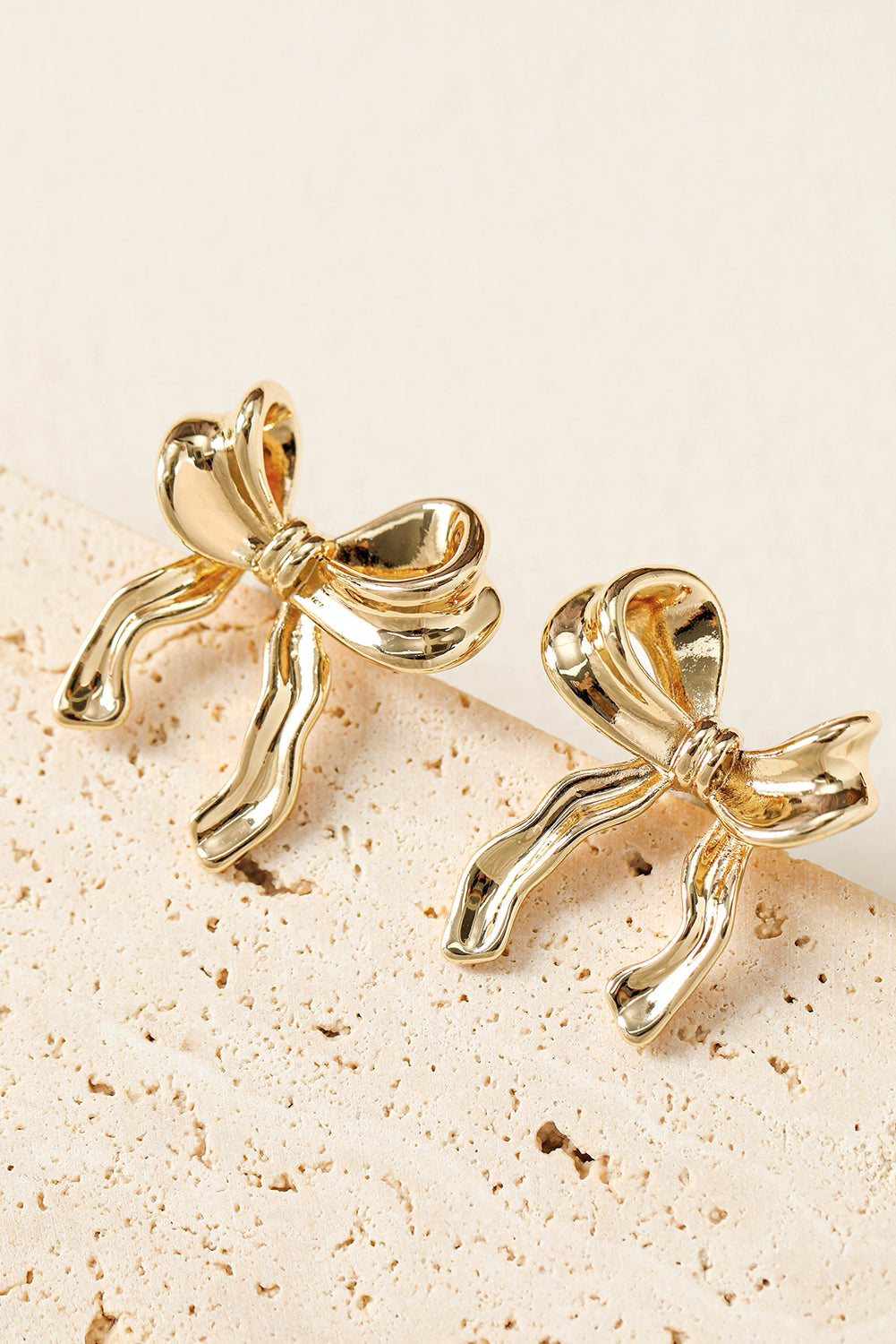 Boucles d'oreilles en forme de noeud avec ruban élégant en or