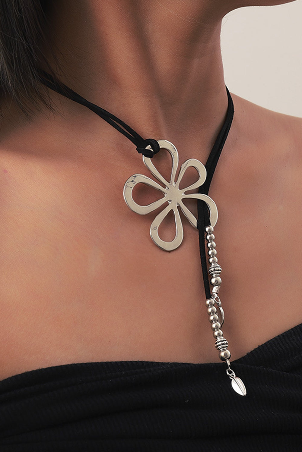 Collier argenté en forme de Y avec corde en cuir et fleurs creuses