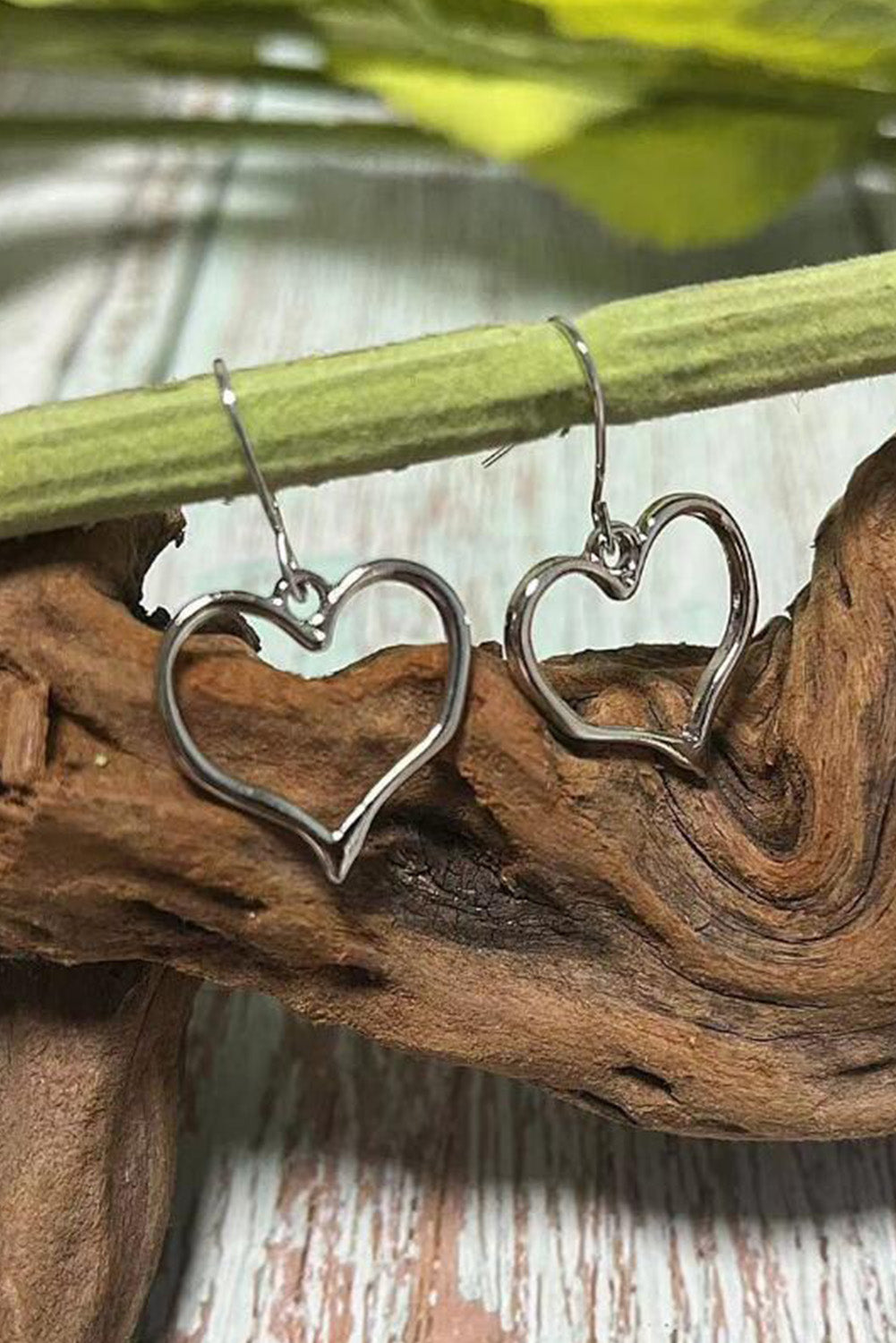 Boucles d'oreilles argentées en forme de coeur avec crochets