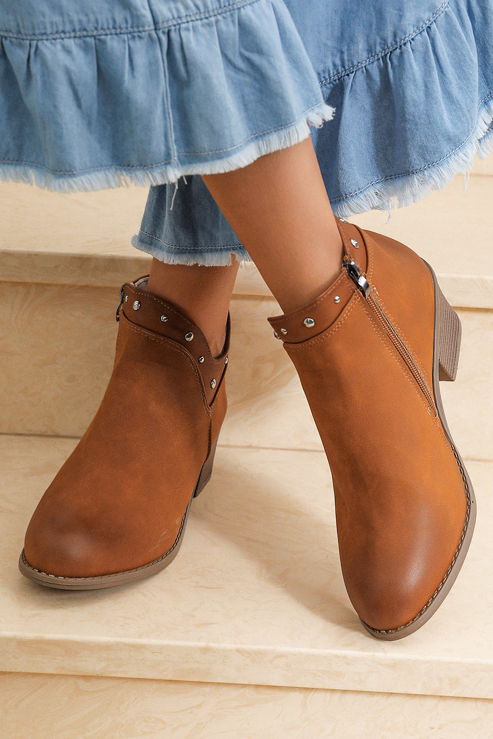 Bottines en simili-cuir cloutées à talons hauts