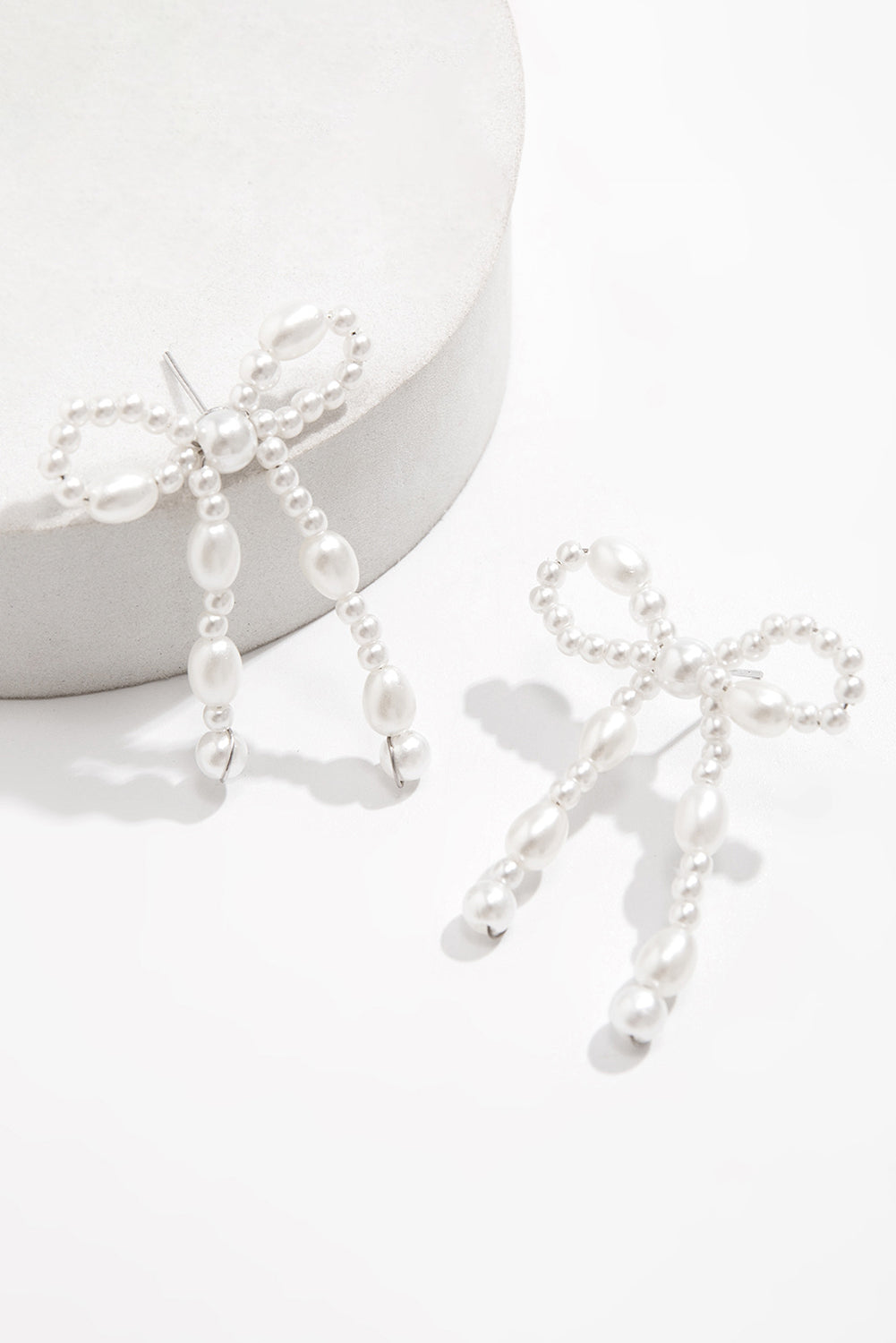 Pendants d'oreilles en forme de nœud papillon avec perles blanches
