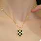 Collier avec pendentif en forme de coeur à damier en or