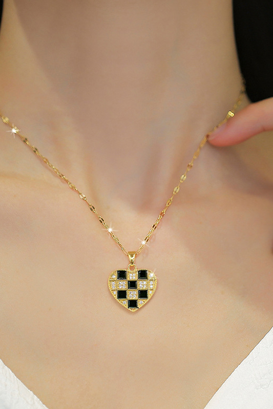 Collier avec pendentif en forme de coeur à damier en or