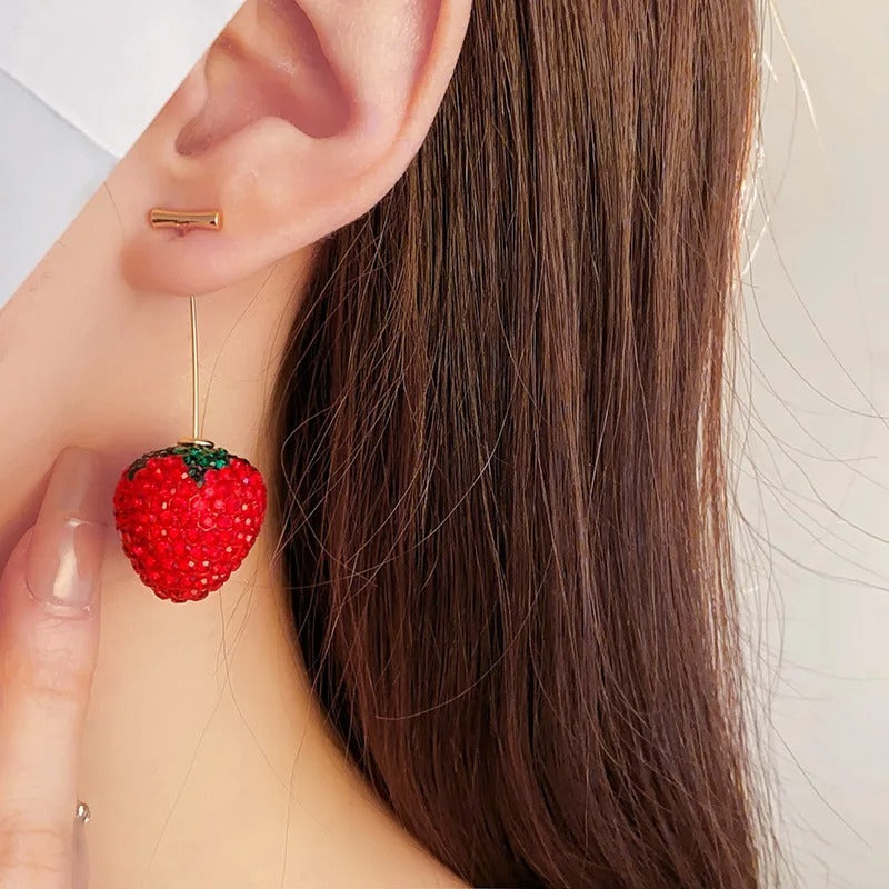 Boucles d'oreilles design à la mode avec fraises rouges