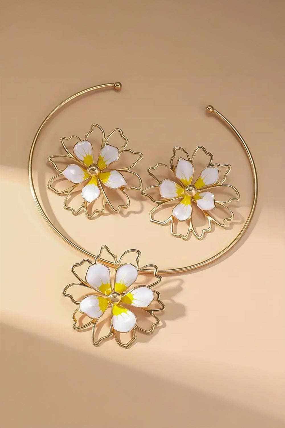 Ensemble boucles d'oreilles et tour de cou bohème jaune en forme de fleur creuse