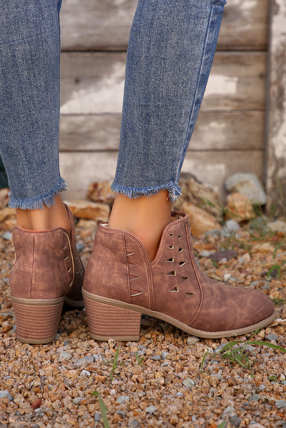 Bottines en daim découpé avec bout pointu et talon en bois de santal rouge