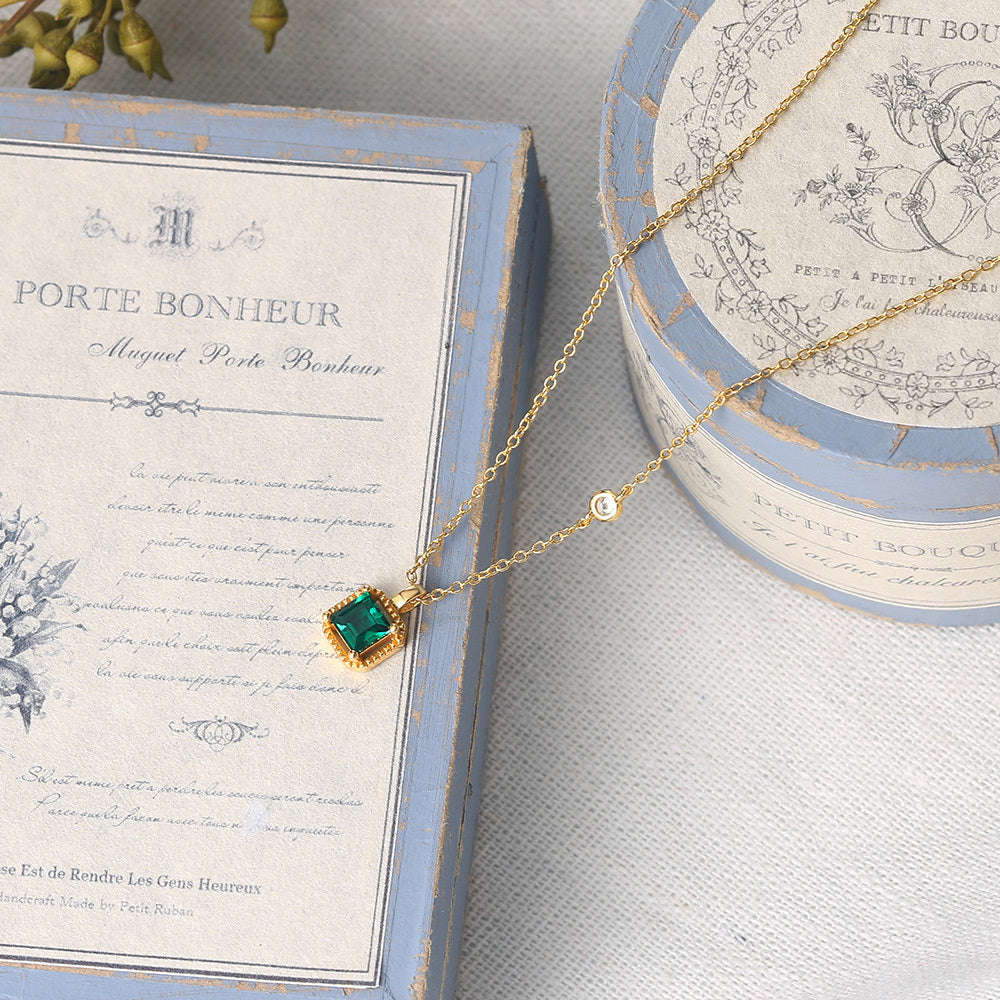 Collier pendentif émeraude carré