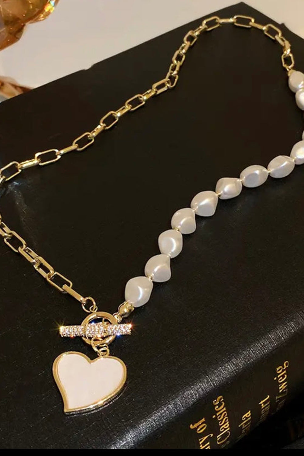 Collier en or avec pendentif en forme de coeur et perles en strass