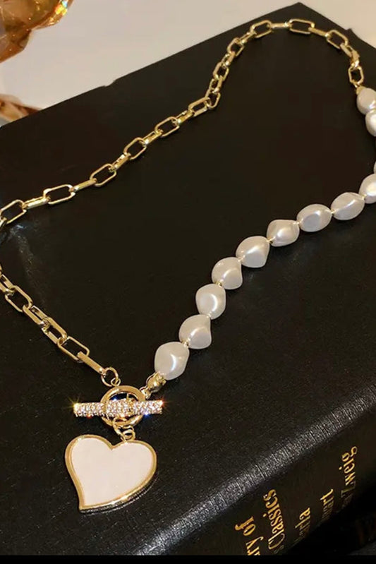 Collier en or avec pendentif en forme de coeur et perles en strass