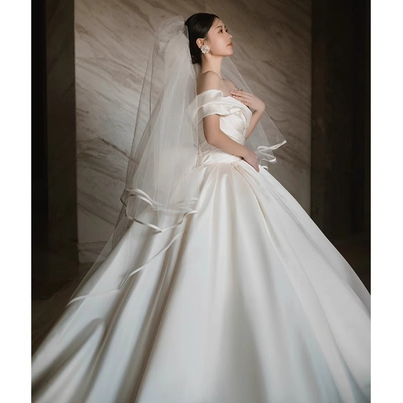 Robe de mariée en satin à épaules dénudées