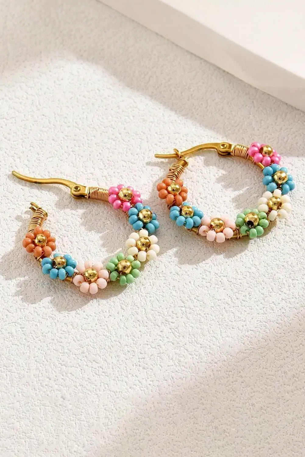 Boucles d'oreilles goutte d'eau en perles de fleurs roses contrastées de forme ronde