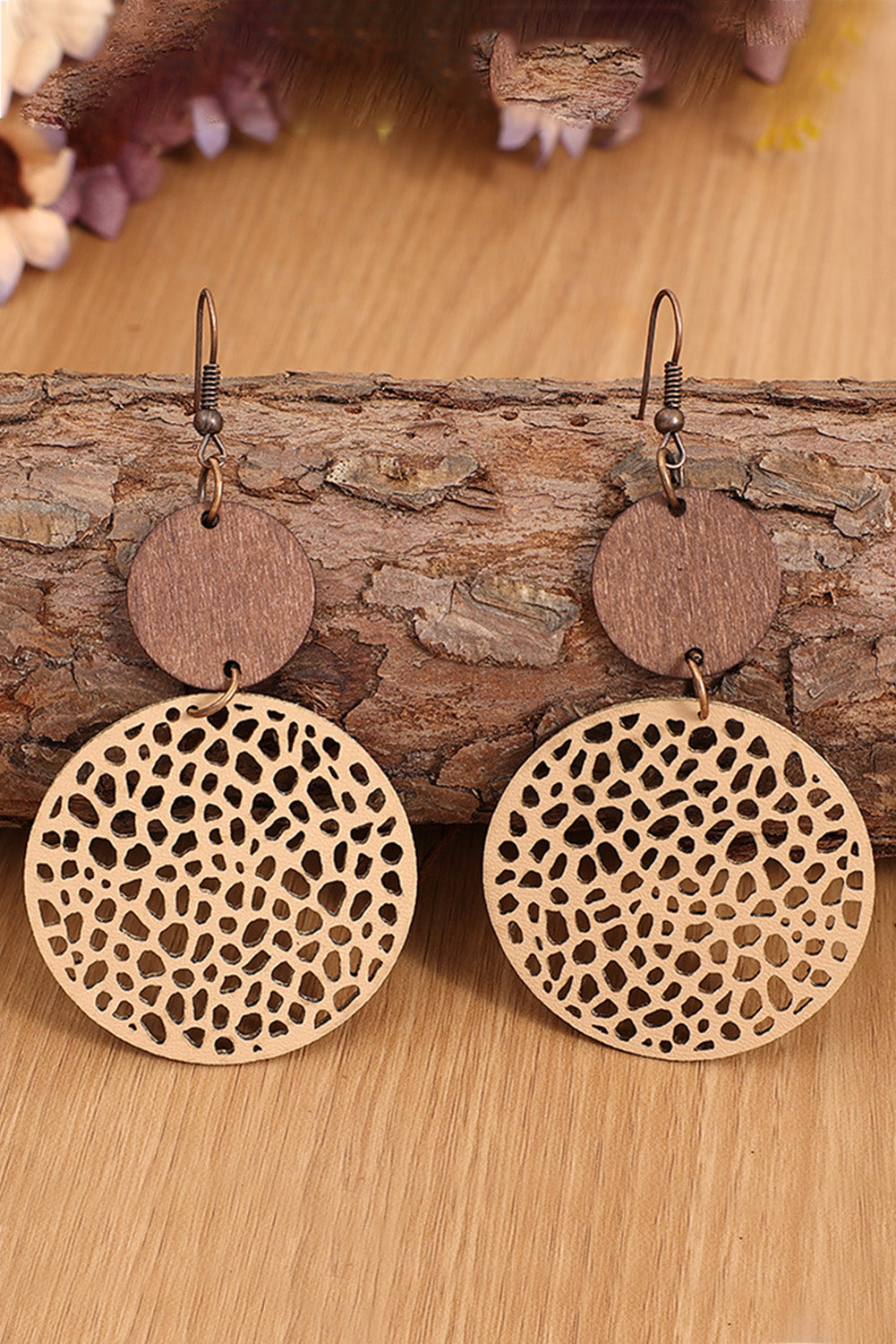 Boucles d'oreilles kaki en forme de goutte d'eau creusée avec des copeaux de bois