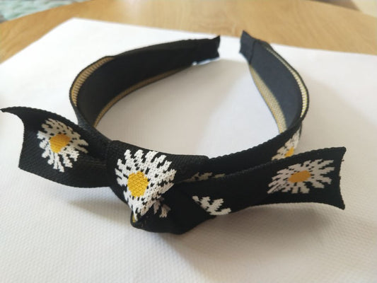Bandeau à gros nœud en tricot avec marguerite
