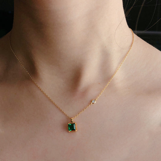 Collier pendentif émeraude carré
