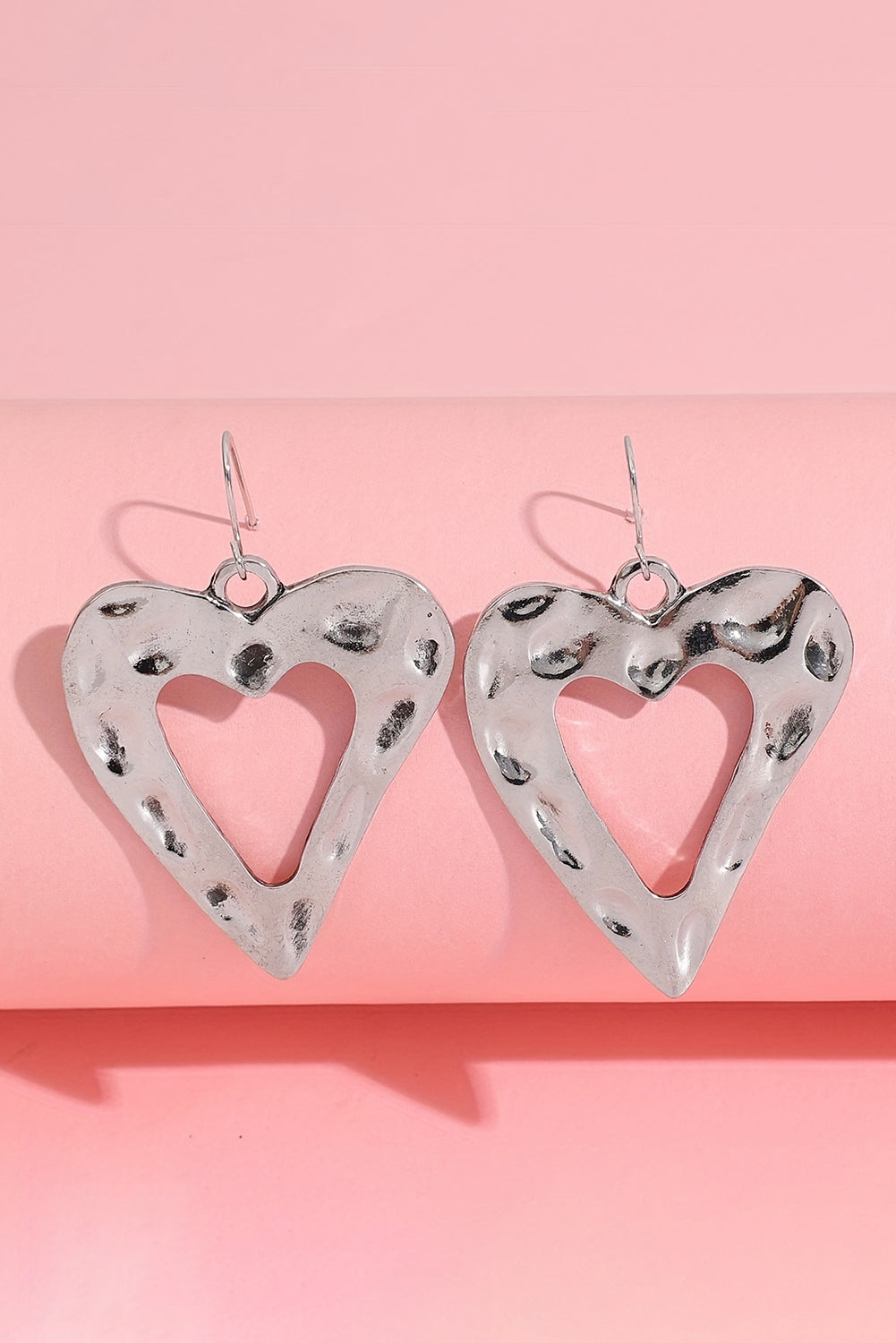 Boucles d'oreilles pendantes en forme de cœur creusé de la Saint-Valentin blanche