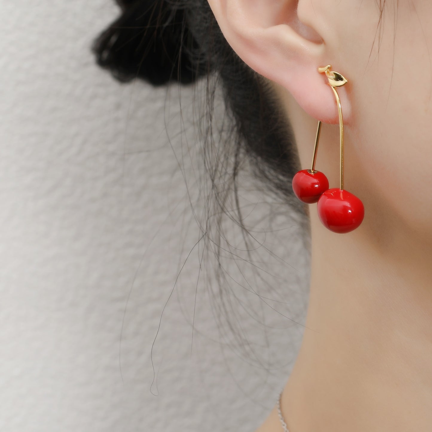 Boucles d'oreilles en forme de cerise émaillées couleur Morandi