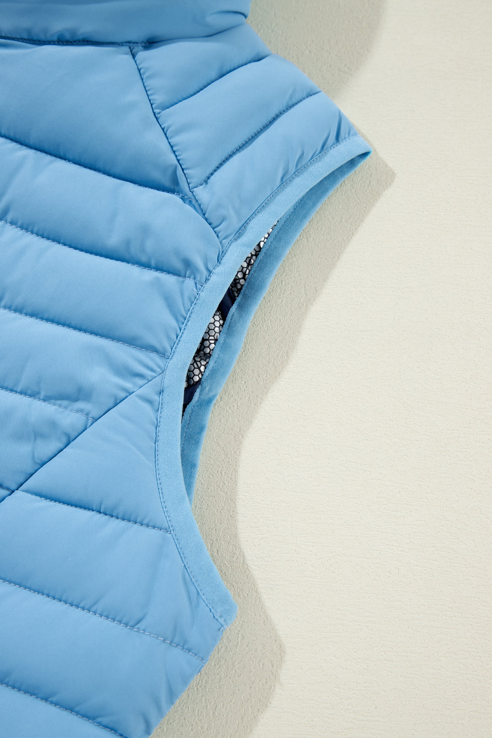 Gilet polaire bleu ciel à col en peluche matelassé et zippé