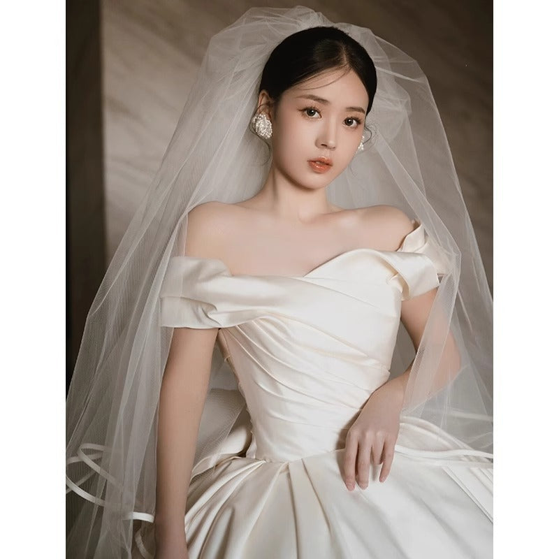 Robe de mariée en satin à épaules dénudées