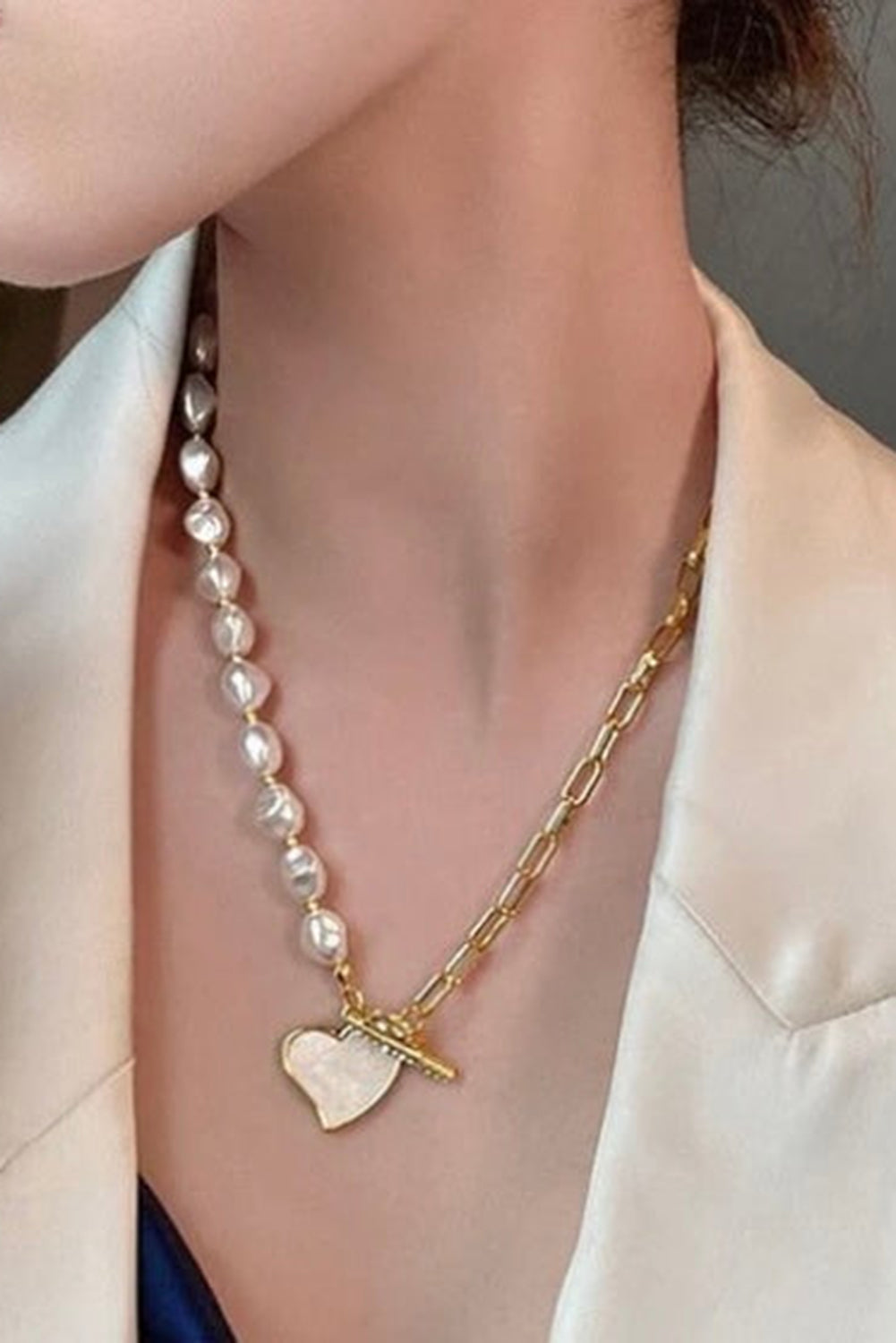 Collier en or avec pendentif en forme de coeur et perles en strass