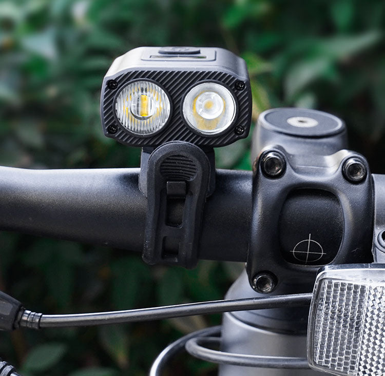 Phare vélo LED – Haute luminosité, waterproof, rechargeable USB-C, route & VTT.