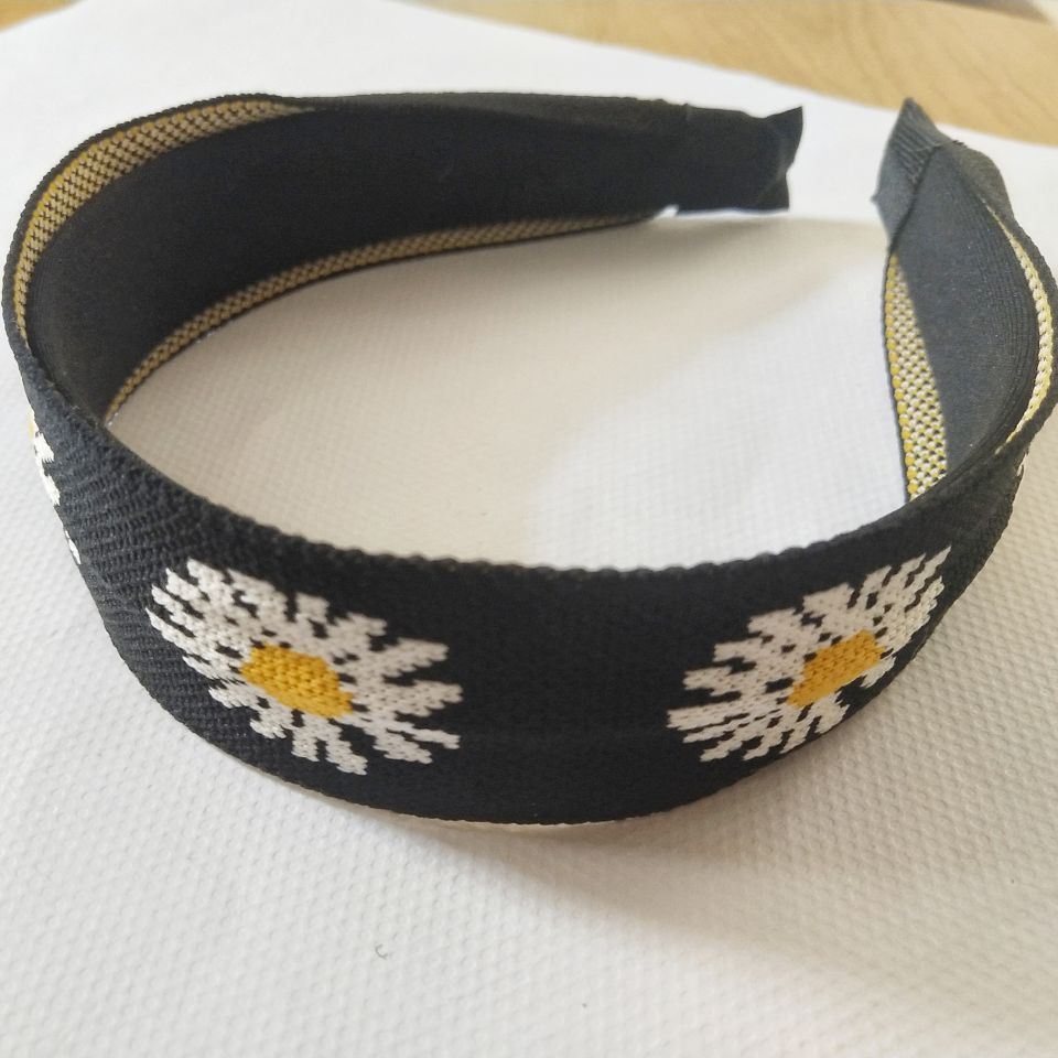 Bandeau à gros nœud en tricot avec marguerite