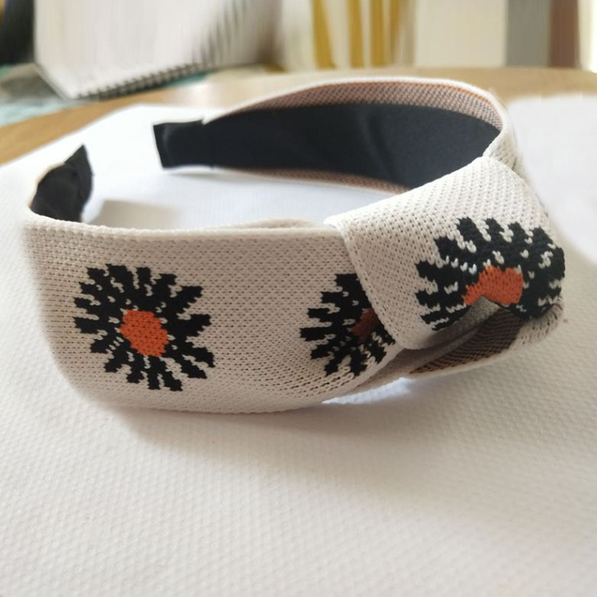 Bandeau à gros nœud en tricot avec marguerite