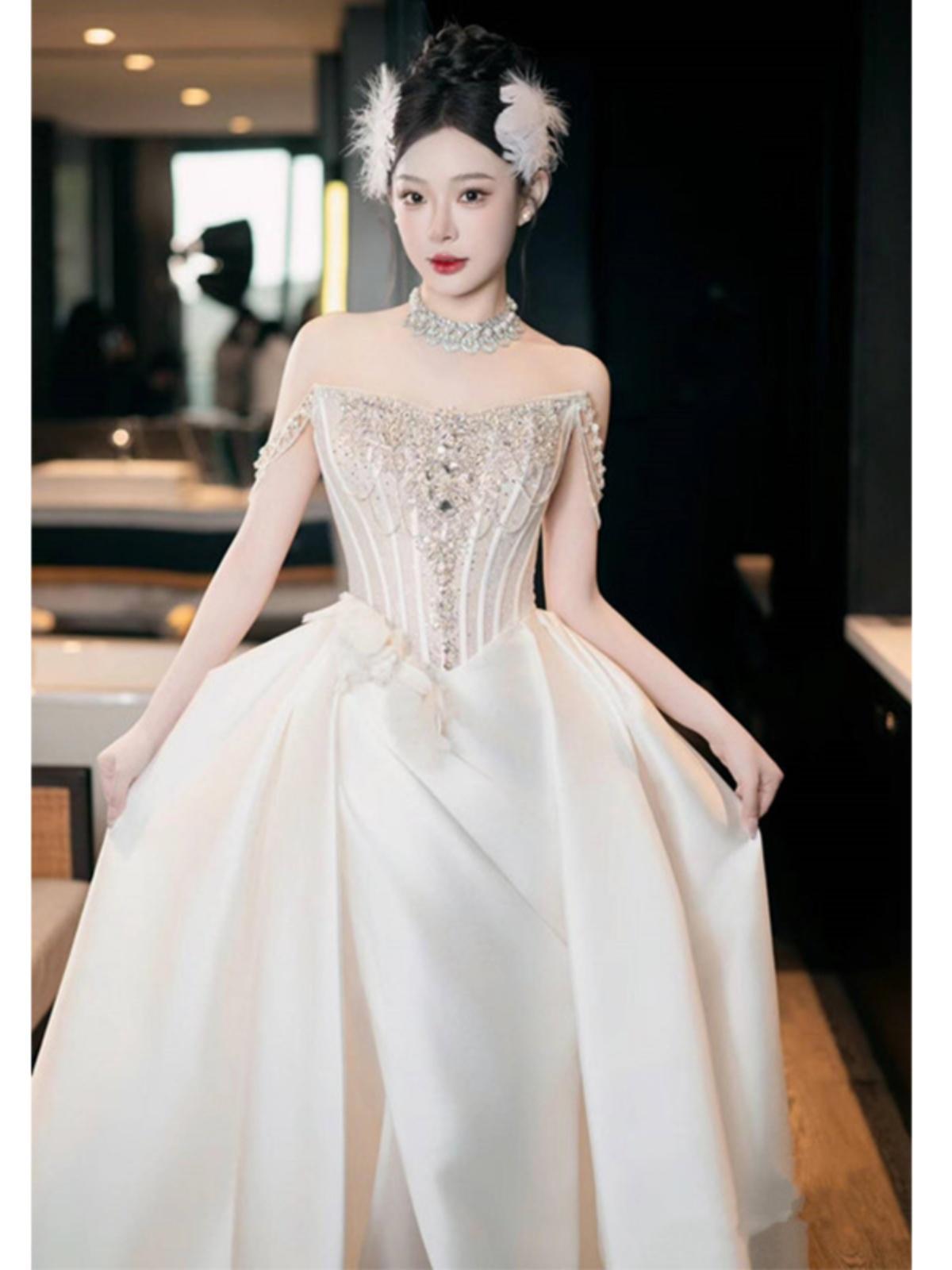 Robe de mariée légère en satin à épaules dénudées