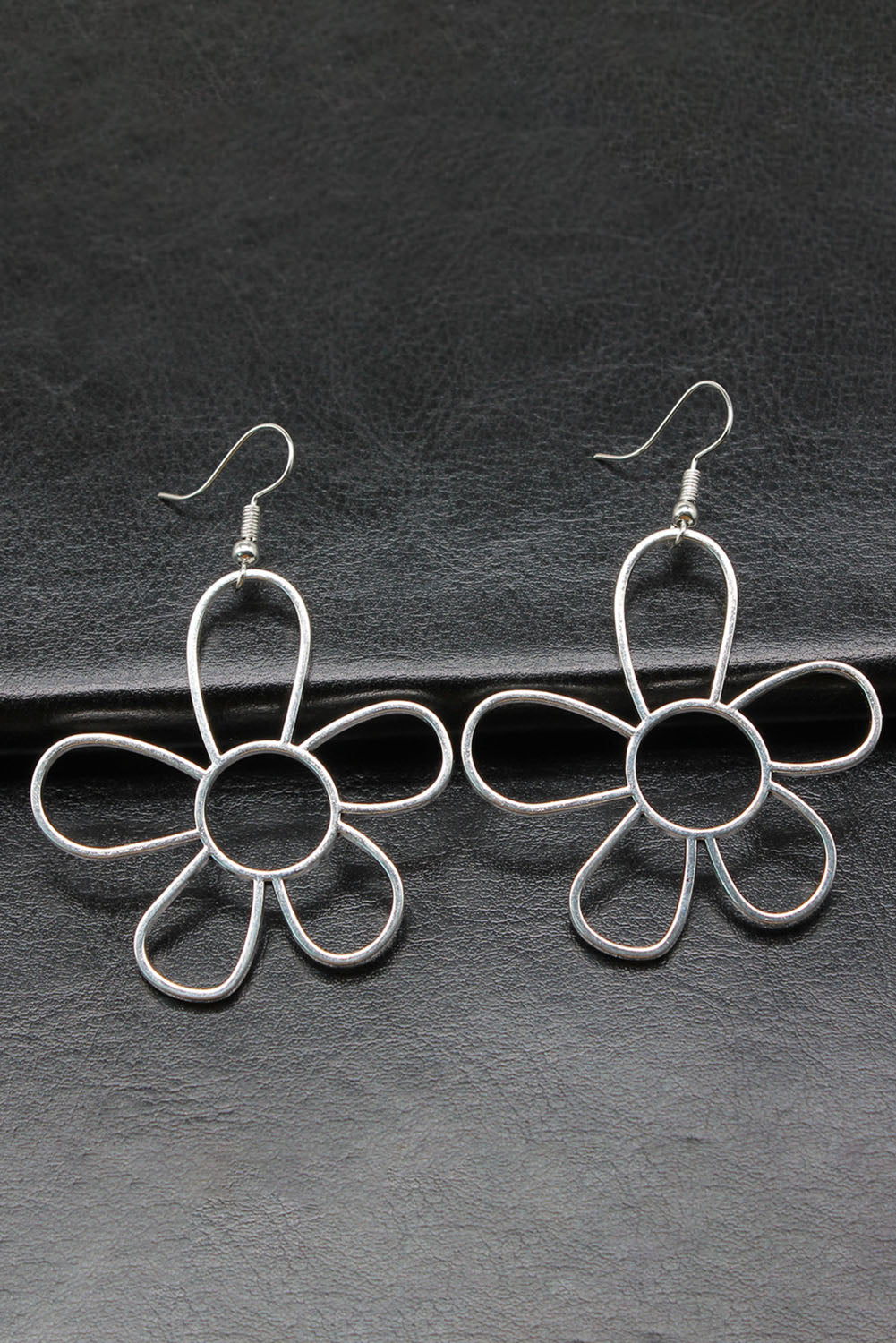 Boucles d'oreilles en alliage argenté avec fleur creuse et crochet