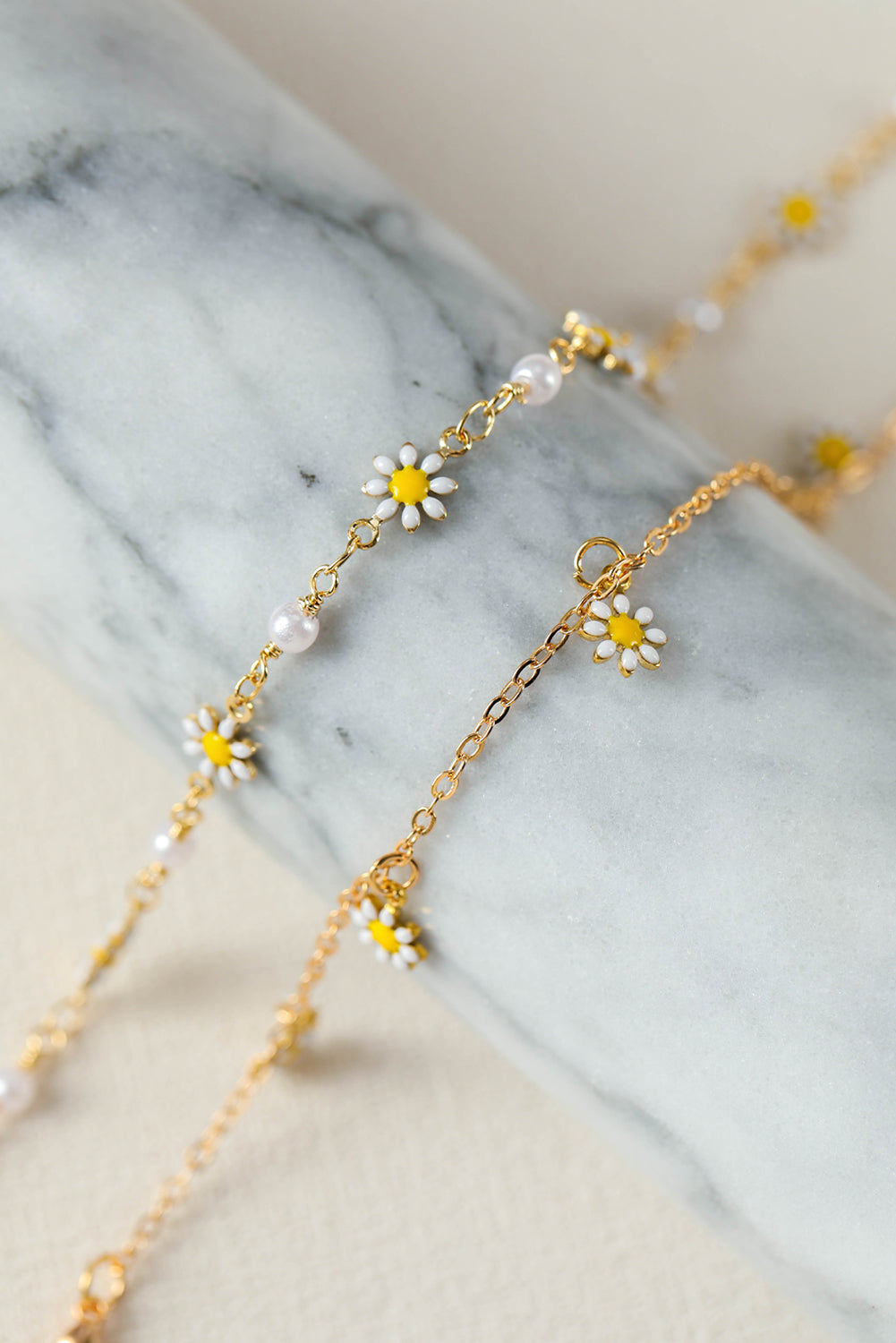 Bracelet de cheville en or avec marguerite et perles