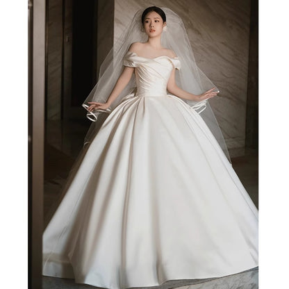 Robe de mariée en satin à épaules dénudées