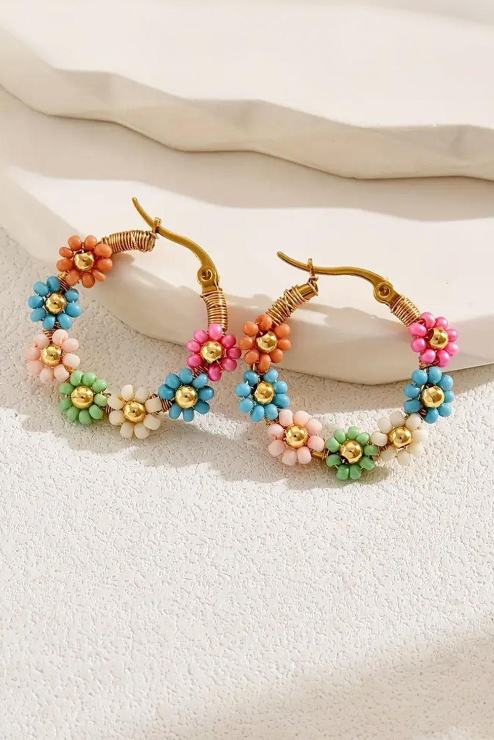 Boucles d'oreilles goutte d'eau en perles de fleurs roses contrastées de forme ronde