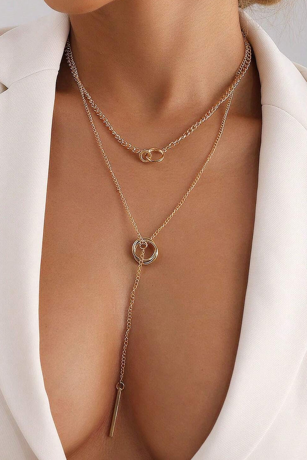 Collier en plaqué or avec anneau en O double couche et pendentif en forme de long bâton