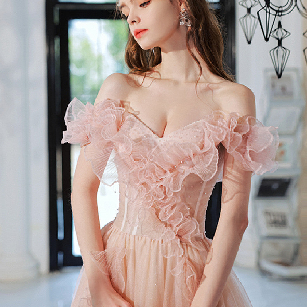 Robe de mariée et robe de soirée de l'animatrice