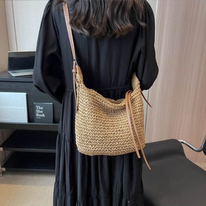 Sac Femme Tissé – Forme U, Paille & Détail Cuir Décontracté