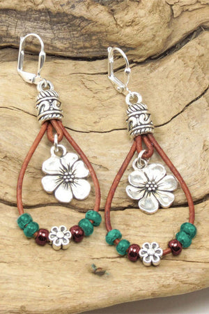 Boucles d'oreilles pendantes florales en cuir argenté et perles