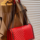 Sac à bandoulière en fil de broderie Chevron avec chaîne décorative rouge flamboyant