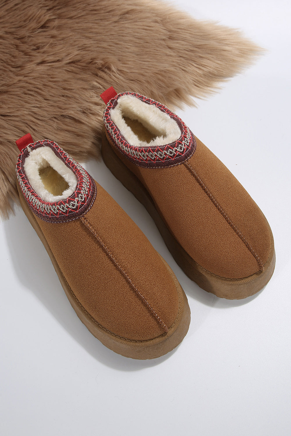 Chaussures à bout rond doublées de peluche en daim marron avec impression contrastée